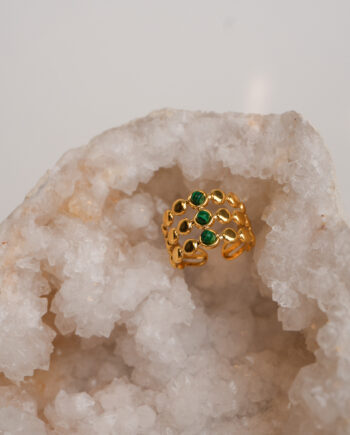 Hringur með dökk grænum steinum