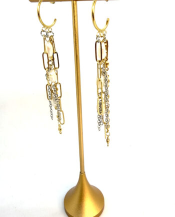 Eyrnalokkar lafandi keðjur og perlur