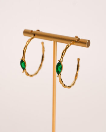 Eyrnalokkar hringir með grænum stein